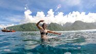 CHAMPIONNE DU MONDE ? - La Française Johanne Defay, star du surf